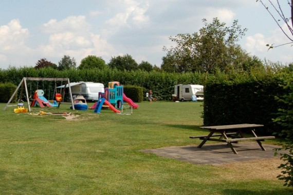 Natuurcamping Brabant, speeltuin op kampeerveld